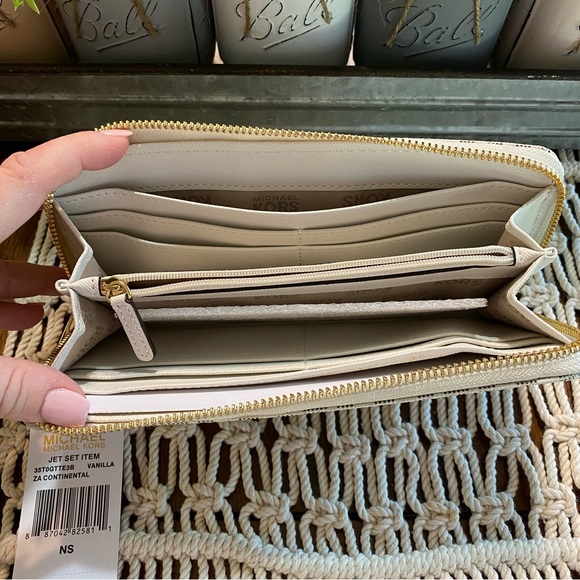 Michael Kors Wallet Jet Set Wallet - Picture 5 of 9